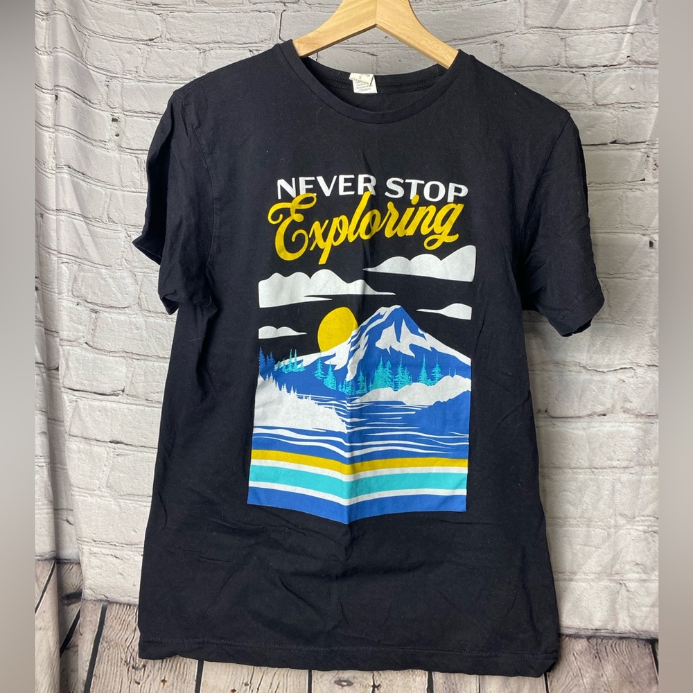 Graphic black Tshirt, size small